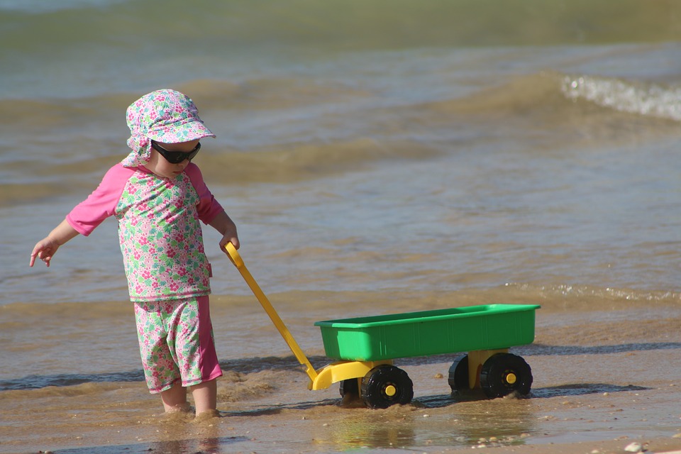 Proteggere gli occhi dei bambini in vacanza: come e perché